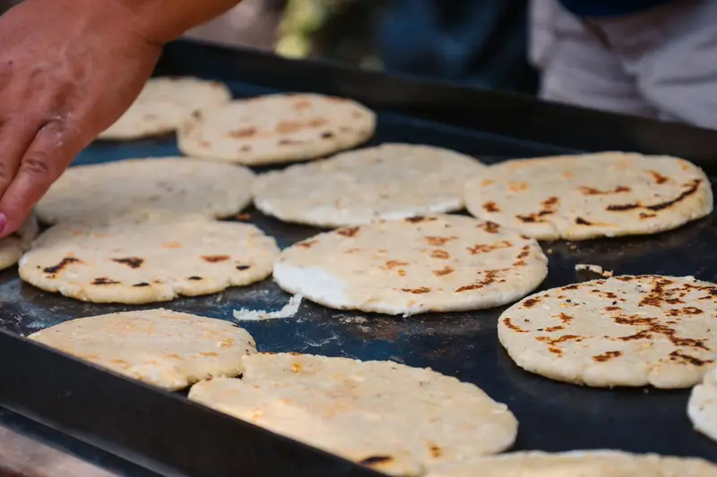 Arepas en el budare de un emprendimiento de comida con tienda online en Los Teques