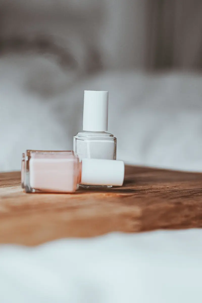 Esmaltes de colores con muestras de color en la ficha de producto