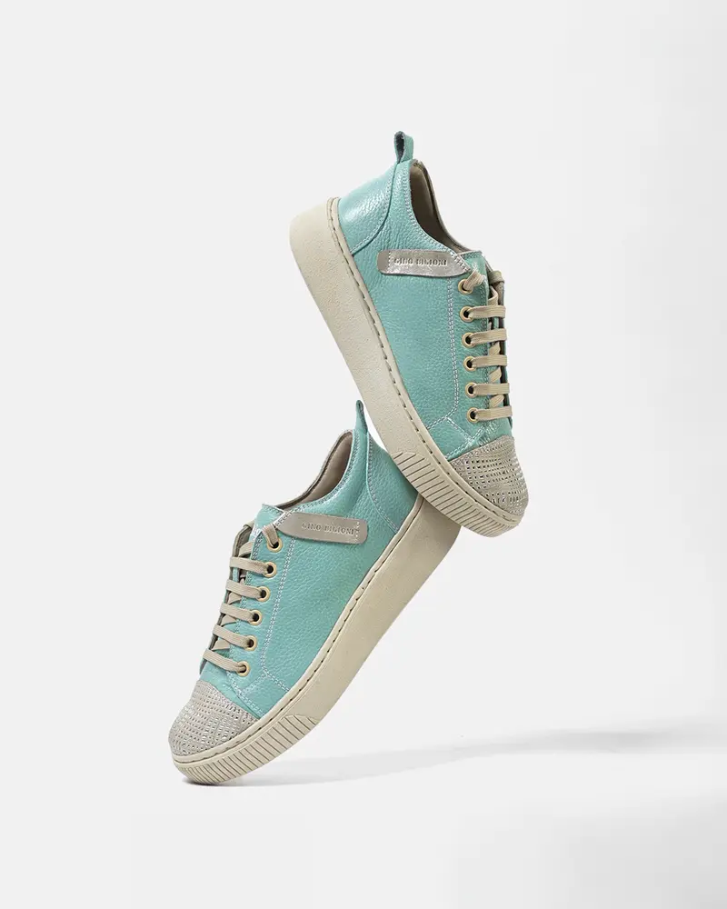 Zapatos deportivos publicados en una tienda online venezolana