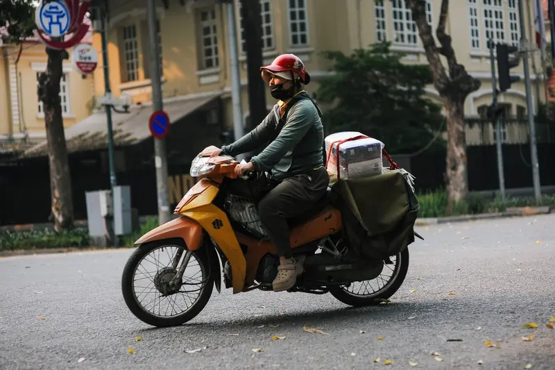 Motorizado de delivery llevando pedidos de una tienda virtual en Caracas