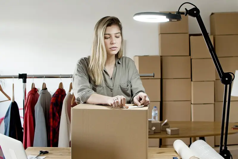 Emprendedora de Maracay empacando ropa vendida por su tienda online