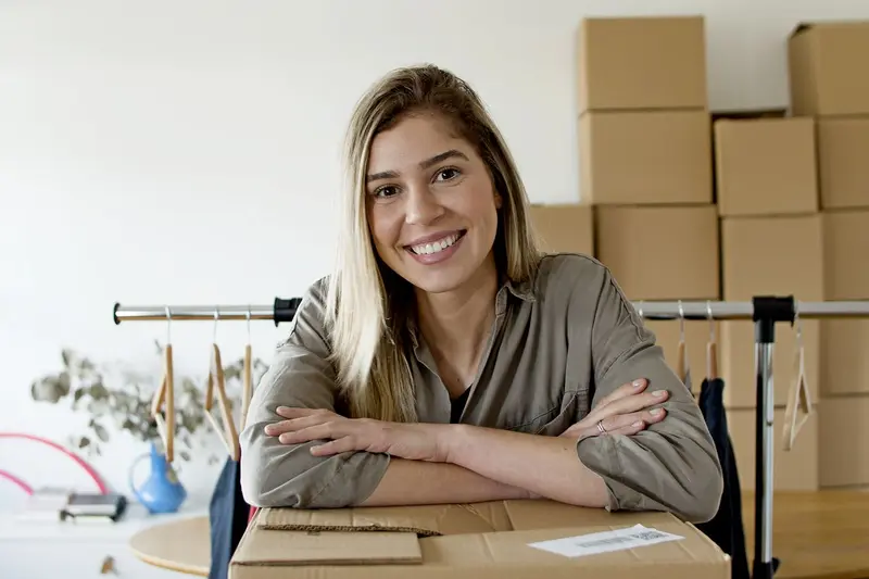 Comerciante guariqueño preparando pedidos de su tienda online