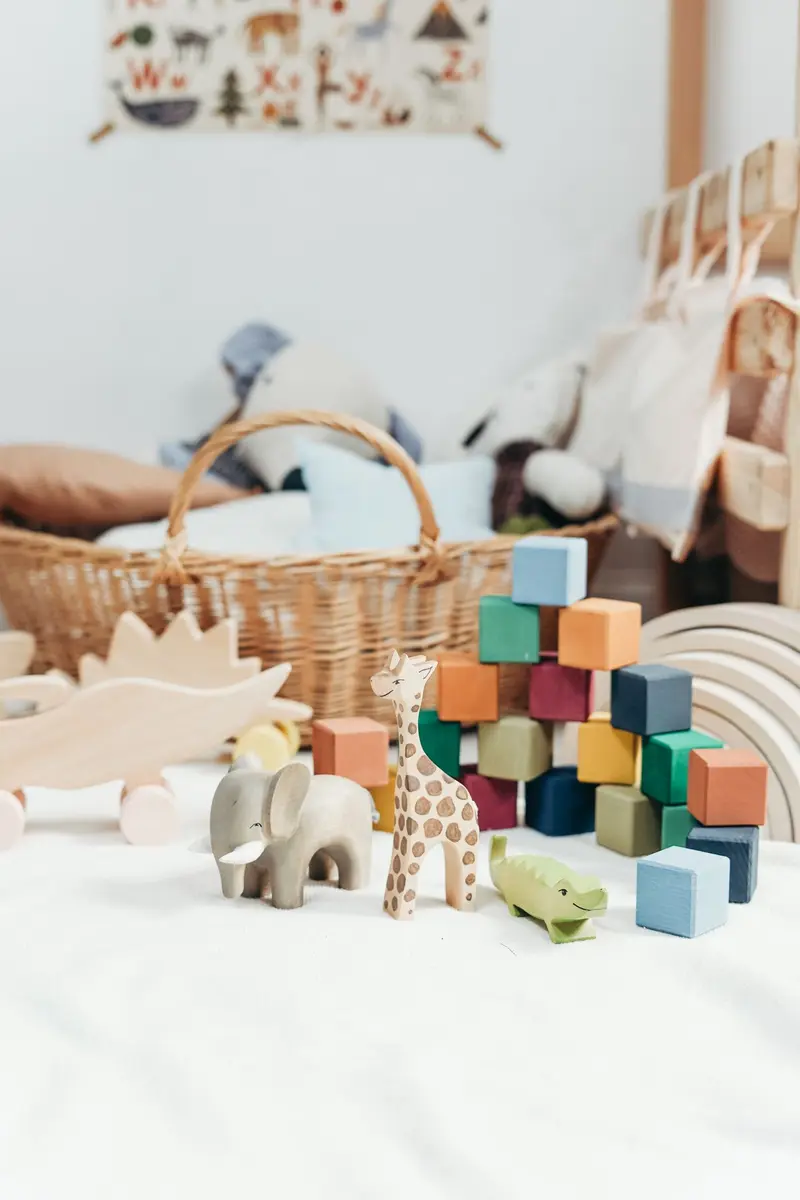 Juguetes de madera en un catálogo digital con precios