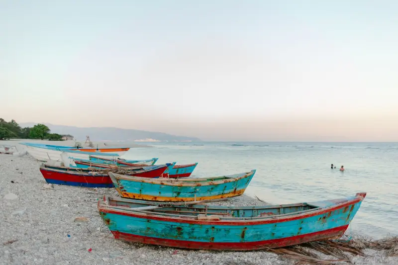 Botes de colores para paseos de ecoturismo desde Puerto Ayacucho