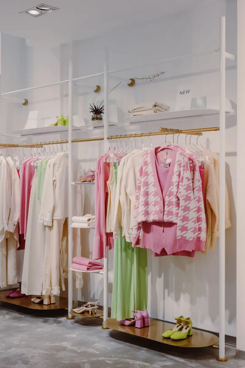 Boutique aragüeña con ropa organizada por tallas para vender por internet