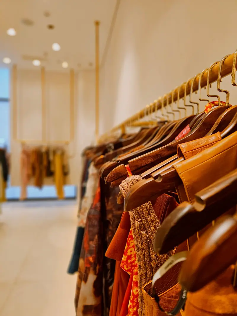 Prendas de una marca de ropa de Maracay listas para su tienda online
