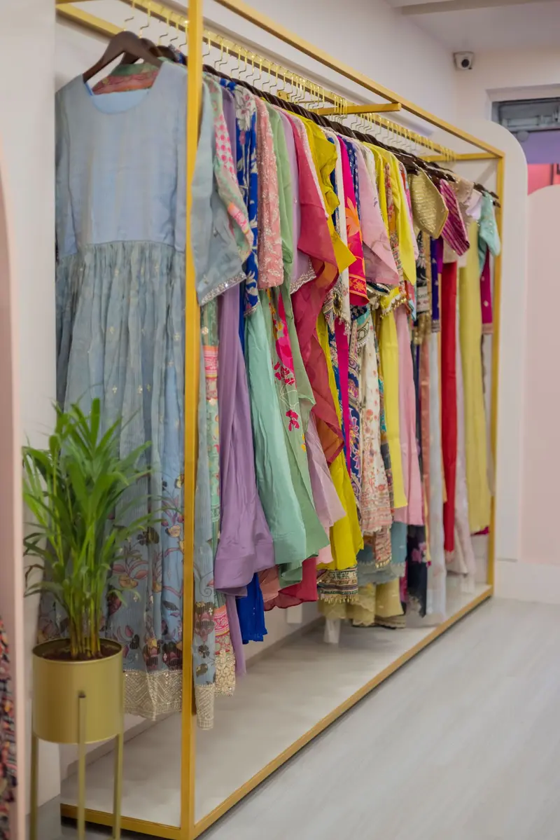 Boutique caraqueña con vestidos de colores para vender por tienda virtual
